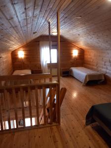 Zimmer mit 2 Etagenbetten in einer Holzhütte in der Unterkunft Himos, KOIVULA 25, center area in Jämsä