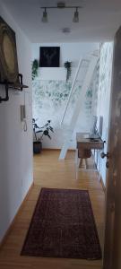 een hal met een bureau en een trap met een trap bij Ruhiges & zentrales Loft in Lörrach in Lörrach