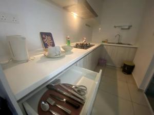 una cocina con una barra con tijeras. en The Stay Guest House @ Kenwingston Residence en Cyberjaya