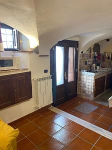 Pettorano sul Gizioにあるla casa di Sophieのタイルフロアのキッチン