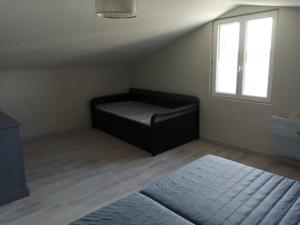Gîte Bin Benaise draps et serviettes compris客房内的一张或多张床位