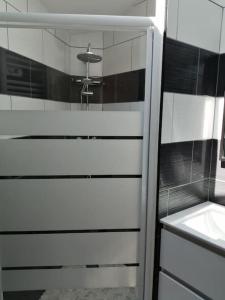 Gîte Bin Benaise draps et serviettes compris的一间浴室