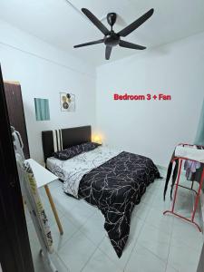 1 dormitorio con 1 cama y ventilador de techo en Dieyra Homestay, en Kuala Terengganu