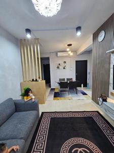 un soggiorno con divano e una sala da pranzo di Dieyra Homestay a Kuala Terengganu