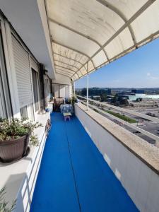 Novi Beograd的住宿－Ušće apartman，大楼内的阳台铺有蓝色地板