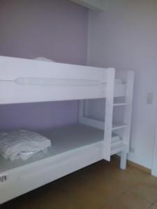 ザンクト・ペーター・オルディングにあるSeeperle 3, Wunderschöne Maisonett Ferienwohnung unter Reet!の白い部屋の白い二段ベッド