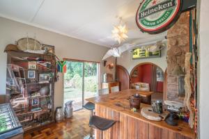 Příslušenství pro přípravu čaje a kávy v ubytování Tygerfontein Safari Villa