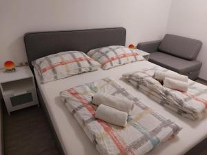 Una cama con dos almohadas encima. en Ferienwohnung Heimberger - Appartement 2, en Sölling