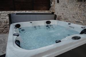 Fotografie z fotogalerie ubytování The Stonehouse Suites with Private Bath Spas v destinaci Limassol
