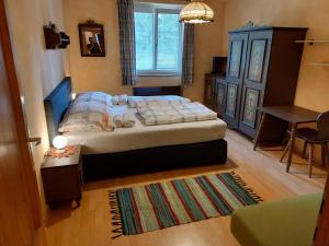 Dormitorio pequeño con cama y mesa en Ferienwohnung Heimberger, en Purgstall