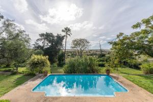 Bazén v ubytování Tygerfontein Safari Villa nebo v jeho okolí