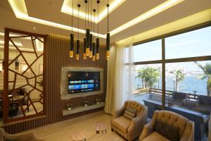 TV a/nebo společenská místnost v ubytování منتجع اجمكان Ajmkan Resort