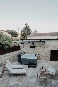eine Terrasse mit einem Billardtisch und Stühlen in der Unterkunft The Stonehouse Suites in Limassol