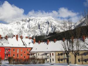 einen schneebedeckten Berg vor einem Gebäude in der Unterkunft Hilltop Apartment in Eisenerz with Garden in Eisenerz