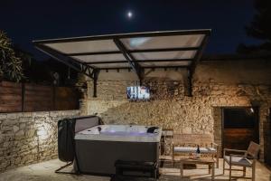 Fotografie z fotogalerie ubytování The Stonehouse Suites with Private Bath Spas v destinaci Limassol