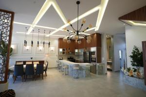 منتجع اجمكان Ajmkan Resort في الخبر: مطبخ وغرفة طعام مع طاولة طعام وكراسي