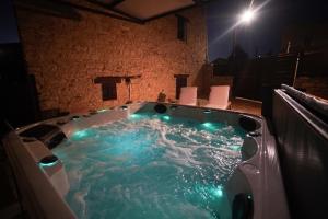 Fotografie z fotogalerie ubytování The Stonehouse Suites with Private Bath Spas v destinaci Limassol