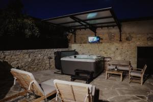 Fotografie z fotogalerie ubytování The Stonehouse Suites with Private Bath Spas v destinaci Limassol