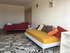 1 dormitorio con 1 cama en una habitación en Hôtel Restaurant - Le Vieux Pigeonnier en Loubressac