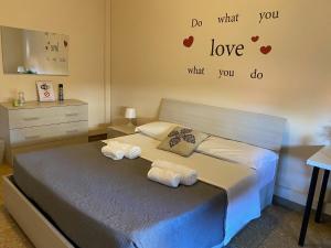 een slaapkamer met een bed met harten aan de muur bij You & Me in Pisa