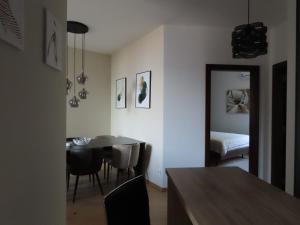 ベチチにあるMontenegro Royal 2 Bedroom Apartment & Sleepcouchのダイニングルーム(テーブル、椅子付)、ベッドルーム1室