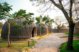 una fila de iglús en un parque en Olive Country Lodge - Eswatini, en Ngwempisi