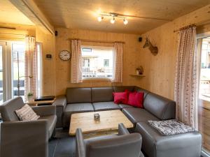 Ein Sitzbereich in der Unterkunft Wooden Chalet in Sankt Georgen ob Murau with Sauna