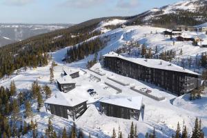 リューカンにあるFin leilighet med flott utsikt til Gaustatoppenの雪に覆われたリゾートの航空写真