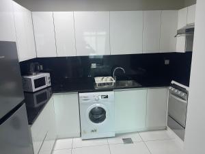 Kuchyň nebo kuchyňský kout v ubytování One bed in Plazzo Heights JVC Dubai