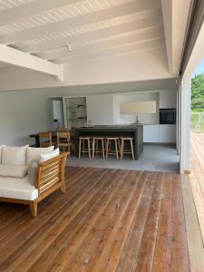 uma sala de estar com um sofá e uma mesa em Bienvenue à la Villa Ifè em Le Gosier