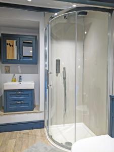 uma cabina de duche em vidro na casa de banho com um lavatório em Brook Cottage Askrigg em Askrigg