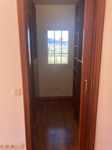 - un couloir avec une porte et une fenêtre dans une chambre dans l'établissement Xanadu Coliving, à Santa Úrsula