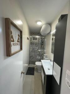 een badkamer met een toilet en een wastafel bij Estudio Primera línea de Playa in Tavernes de la Valldigna