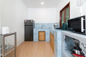 une cuisine avec un comptoir bleu et blanc dans l'établissement Garden Home 4, à Haad Yao