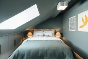 um quarto com uma cama grande num sótão em Clemonte Hotel - Your Reception-less Boutique Hideaway em Salzburgo
