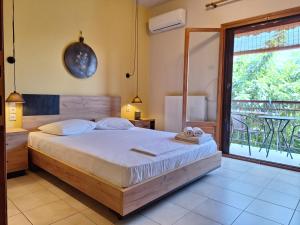 Posteľ alebo postele v izbe v ubytovaní Skourgias Rooms