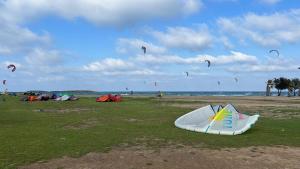 un gruppo di persone che volano aquiloni sulla spiaggia di Trullo Alessandro e Villa Raffaela a San Vito dei Normanni