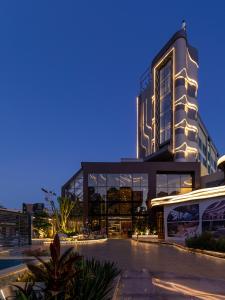 un gran edificio con luces encendidas por la noche en Mirage Hotel & Conference Center, en Alejandría