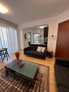 StrovolosにあるDaniela's modern apartmentのリビングルーム(ソファ、テーブル付)