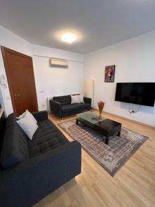 sala de estar con sofá y mesa de centro en Daniela's modern apartment, en Strovolos