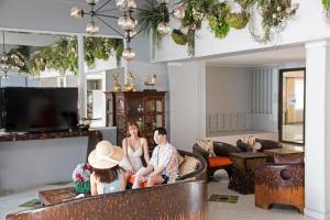 a group of people sitting in a living room at S Lodge Pattaya formally Sabai Lodge in Pattaya Central