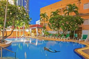 basen w hotelu z delfinem w wodzie w obiekcie S Lodge Pattaya formally Sabai Lodge w mieście Pattaya Central