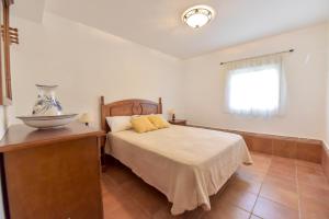 - une chambre avec un grand lit et une fenêtre dans l'établissement Cuesta Alta by SIERRA VIVA, à Arroyo