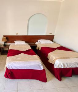um quarto com duas camas num quarto em Halomy Sharm Resort em Sharm el Sheikh