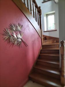 una escalera de caracol con una pintura en la pared en Logement entier pour 6 personnes en Saint-Maixent-lʼÉcole