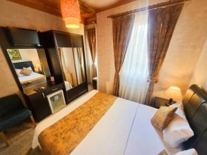 Postel nebo postele na pokoji v ubytování Eskibağ Butik Hotel