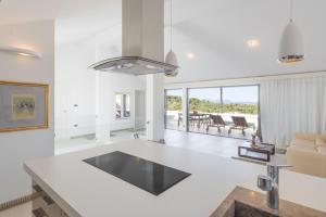 cocina y sala de estar con vistas al océano en Maki Exclusive Apartments, en Hvar