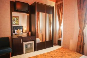 Postel nebo postele na pokoji v ubytování Eskibağ Butik Hotel