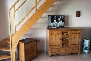 Televizorius ir (arba) pramogų centras apgyvendinimo įstaigoje Frontignan: appartement en front de mer avec vue