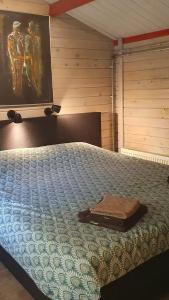 1 dormitorio con 1 cama con edredón en Zizania, en Noord-Sleen